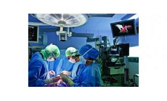 AV performs in the surgeon’s theatre