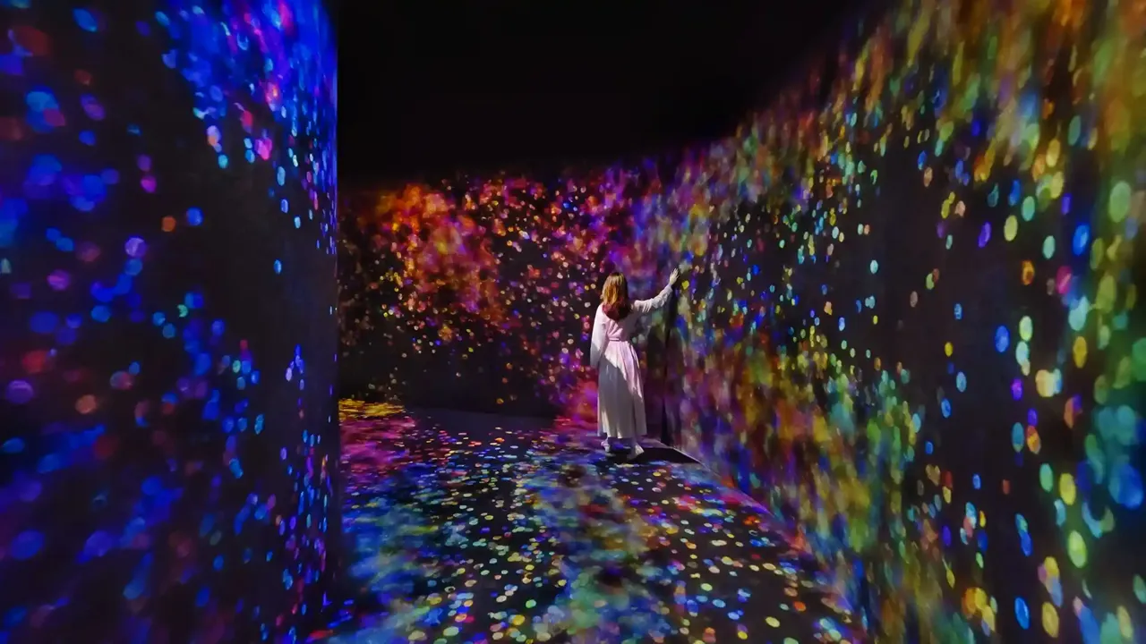 World's largest art experience opens with 700+ projectors