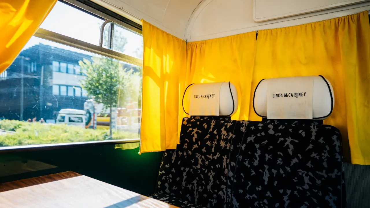 ★ＵＳオリジナル盤★『 ハズ・アライヴド』ザ・ウォール・ダーン・ファミリー Paul McCartney's Wings tour bus stops at Adam Hall Group | AV Magazine