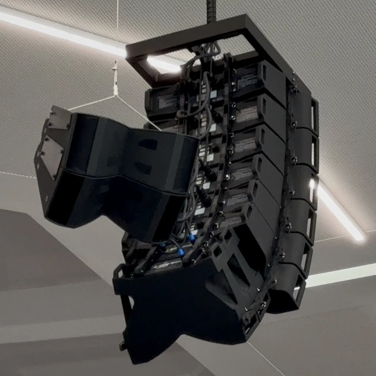 Outline audio tames Romania's largest evangelical church | AV Magazine